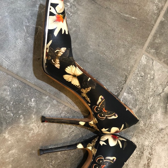 Givency Magnolia Print Leather Pump - Picture 3 of 8